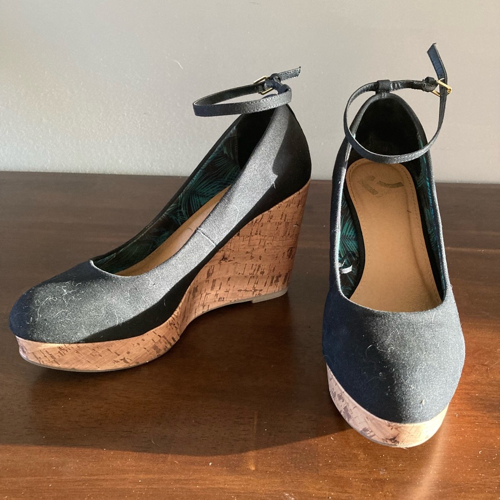 8 1/2 Wedge High Heels Report